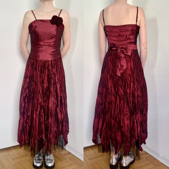 Vintage Red Prom Dress with Timeless Elegance - Picture 2 of 16